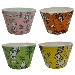 Winnie the Pooh and 100 Acre Woods Friends Melamine
set of 4 Bowls Japan EUC